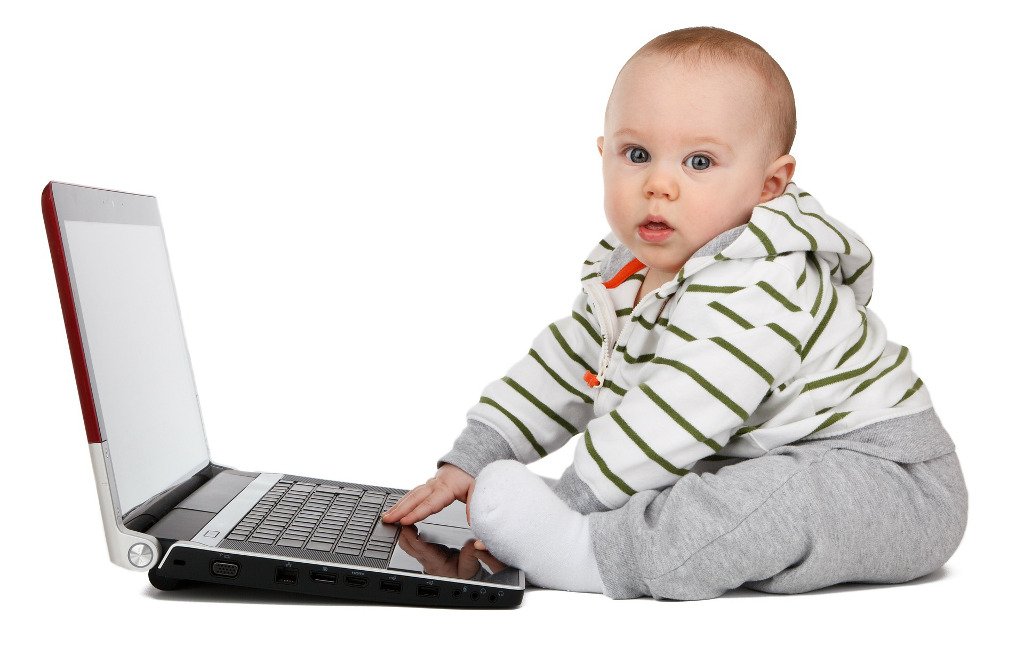 Bebés utilizan la tecnología como juguetes