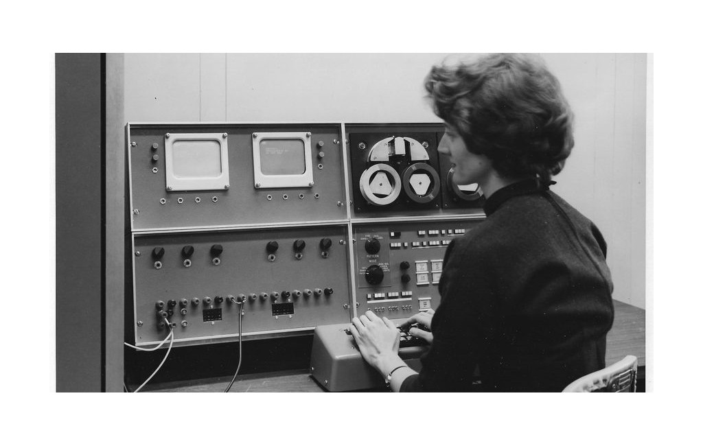 Mary Allen Wilkes programando en un ordenador de la época